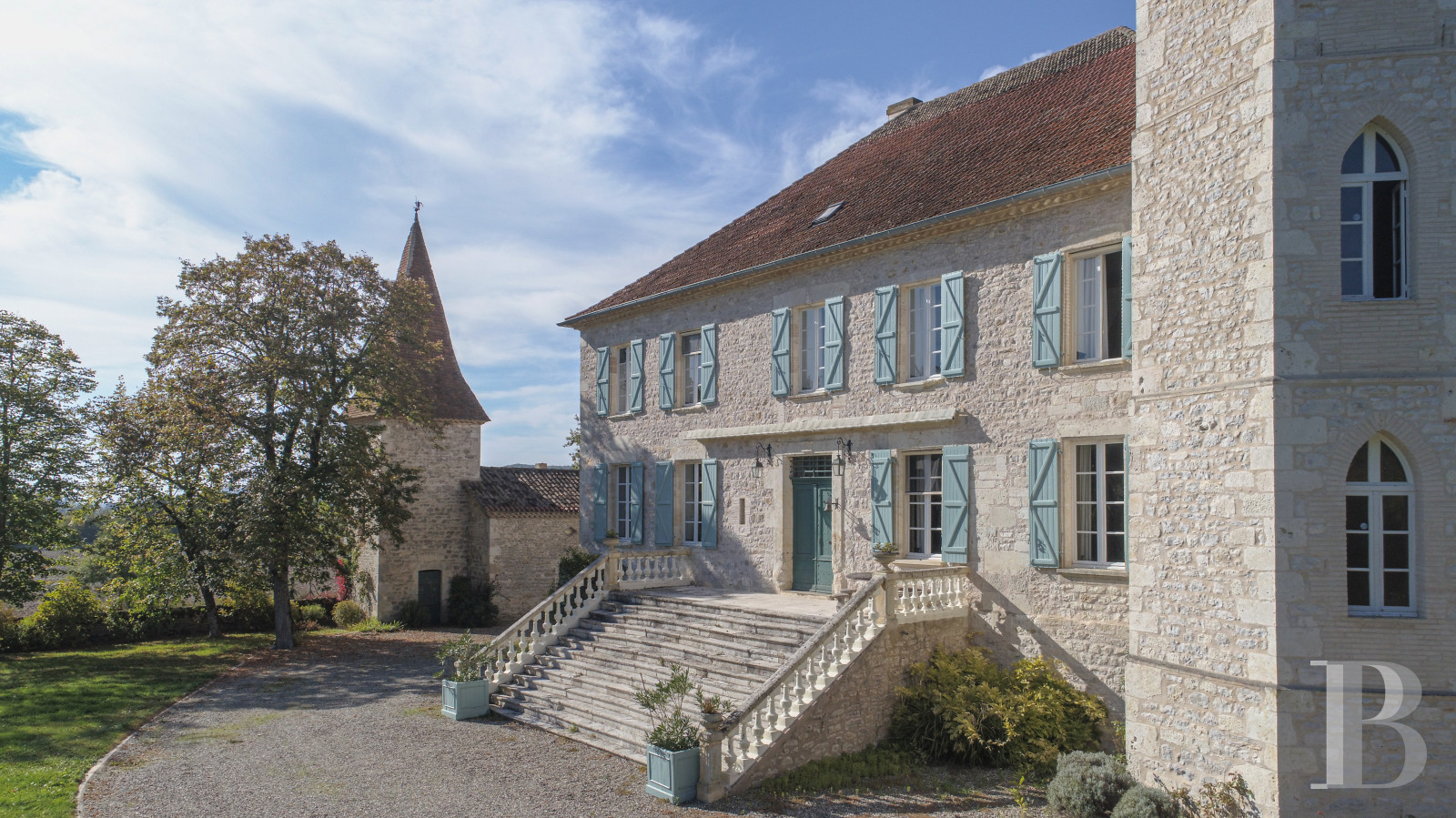 An 18th century chateau surrounded by trees and hills in the Lot valley - photo  n°5